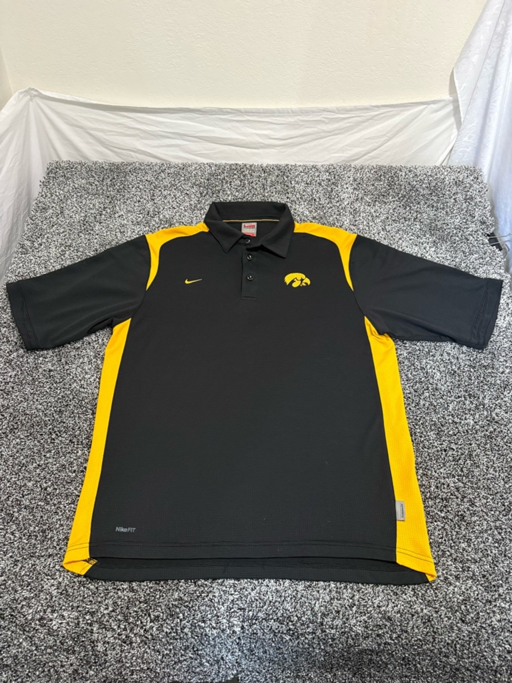 Nike Men’s Black & Gold Iowa Hawkeyes Polo size medium